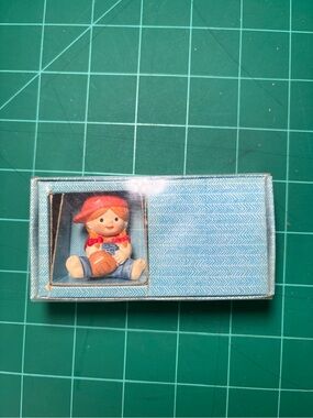 Enesco Country Cousins E-2894 Ceramic 1980s Seated Girl Baseball Glove in Box